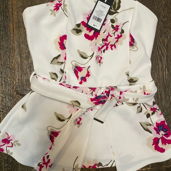 Dynamite Tops - ✨NWT Floral Peplum Top ✨